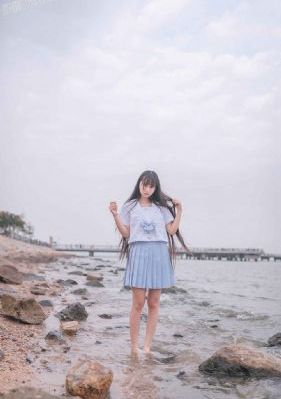 亲嘴一边揉一边往下摸全过程