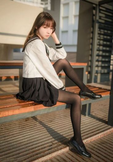 美女脱去内衣露出胸软件